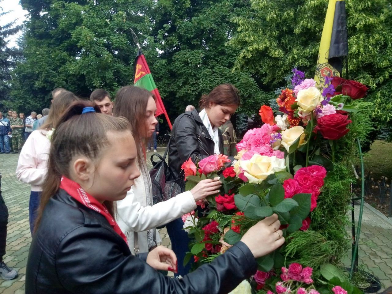 19 июня в Дубоссарах пройдут памятные мероприятия, посвящённые Бендерской трагедии. В 10.00 на Мемориале Воинской Славы состоится церемония возложения цветов к гранитным плитам. Здесь же состоится акция «Венок памяти»: из принесенных цветов дубоссарцы сформируют венок в память о погибших в Бендерах.