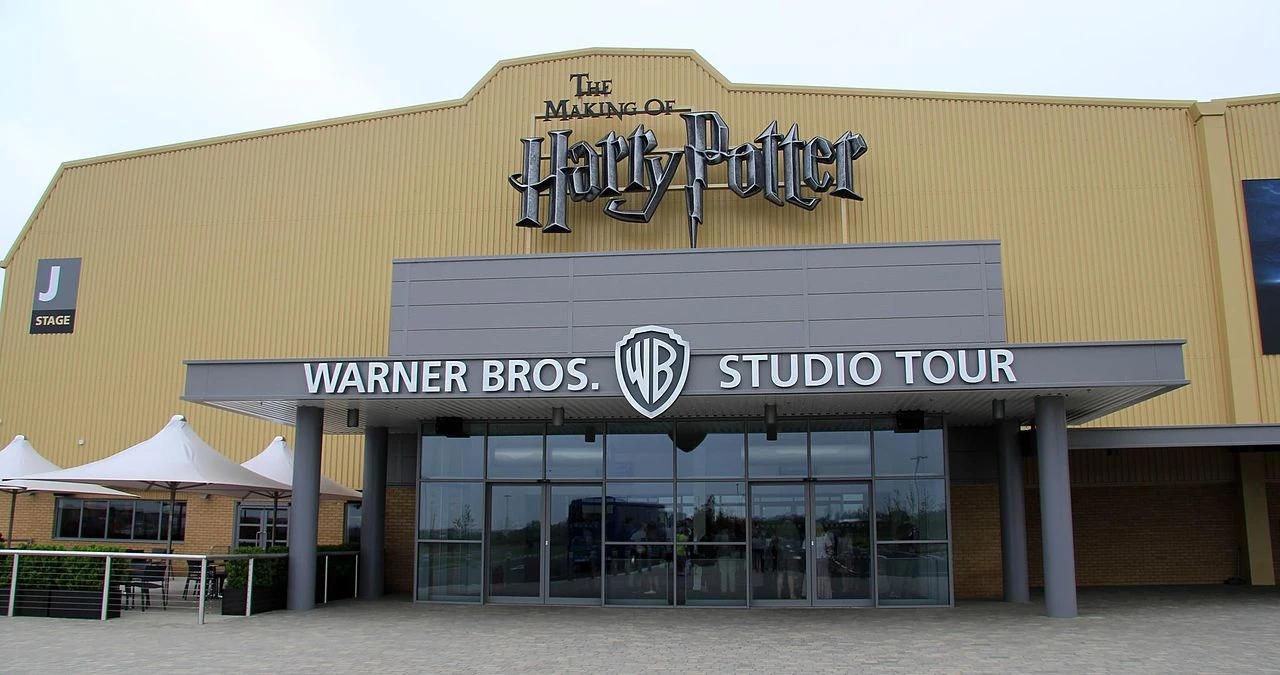 Warner Bros. потратит $1,25 млрд на строительство мини-города на студии «Ливсден» в Хартфордшире для съемок «Гарри Поттера». Съемочную площадку планируют использовать несколько сезонов. Площадка будет включать в себя новые дороги, многоэтажные автостоянки, большие павильоны для съемок и вспомогательные объекты. Планируется также строительство школы для актеров-детей, медцентр и помещения для животных. Тисовая улица, на которой располагается дом родственников Гарри Поттера — семейства Дурслей, также будет обновлена.