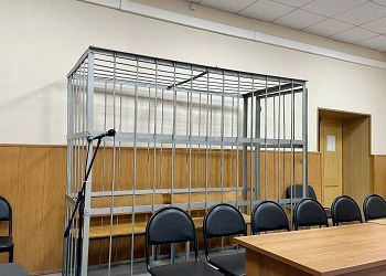 В Амурской области прокуратура добилась ужесточения наказания руководителям финансовой пирамиды Они похитили многомиллионные сбережения почти 200 человек Амурский областной суд по представлению прокурора изменил приговор Благовещенского городского суда в отношении двух жителей Благовещенска Изначально их наказали условным сроком за мошенничество в особо крупном размере часть 4 статьи 159 УК РФ По информации прокуратуры региона осужденные на протяжении нескольких лет действуя по принципу финансовой пирамиды обманули почти 200 человек пайщиков потребительского кооператива Люди внесли свои сбережения под обещания высокого процента доходности Общая сумма причиненного ущерба составила более 190 миллионов рублей Государственный обвинитель обжаловал приговор по причине его чрезмерной мягкости Суд апелляционной инстанции изменил приговор определив организатору пирамиды наказание в виде трех лет 10 месяцев его пособнику двух лет 11 месяцев лишения свободы в колонии общего режима Судебное решение вступило в законную силу