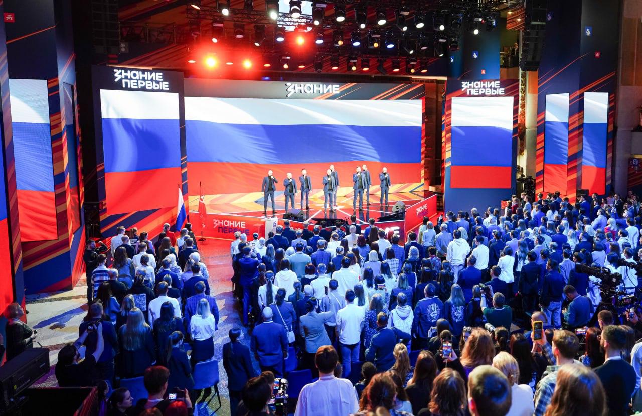 Ростовская область стала одной из 11 площадок для масштабного просветительского события марафона Знание Первые В этом году марафон приурочен к 80 летию атомной отрасли 120 лекторов расскажут об открытиях технологиях и инновациях в атомной промышленности а также о карьерных возможностях отрасли Среди них будут государственные и общественные деятели руководители компаний предприниматели учёные популяризаторы науки мастера культуры и искусства спортсмены блогеры и другие известные люди Марафон будет идти три дня с 26 по 28 сентября Его участниками станут 25 тысяч молодых людей из России и других государств Среди них можете быть и вы достаточно зарегистрироваться и пройти конкурсный отбор на сайте marathon znanierussia ru