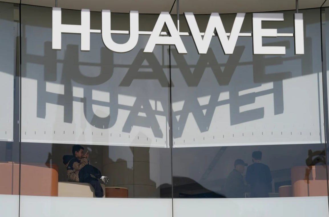 Офис Huawei в Брюсселе обыскали в связи с коррупционным скандалом    В Бельгии более 100 полицейских провели обыски в рамках расследования коррупции в Европарламенте. По данным местных СМИ, в центре скандала оказался китайский технологический гигант Huawei. Прокуратура сообщила о задержании нескольких человек, подозреваемых в коррупции, подделке и использовании фальшивых документов.    Следствие утверждает, что с 2021 года лоббисты предлагали вознаграждения политикам за поддержку Huawei, включая дорогие поездки в Китай и денежные выплаты. Также расследуется возможное отмывание денег через оплату конференций и других мероприятий.  Huawei пока не комментирует ситуацию. Европейские политики требуют жесткой реакции парламента, заявляя, что этот скандал может подорвать доверие к институту ЕС и усилить давление на китайские компании в Европе.     Новости Китая   ЭКД