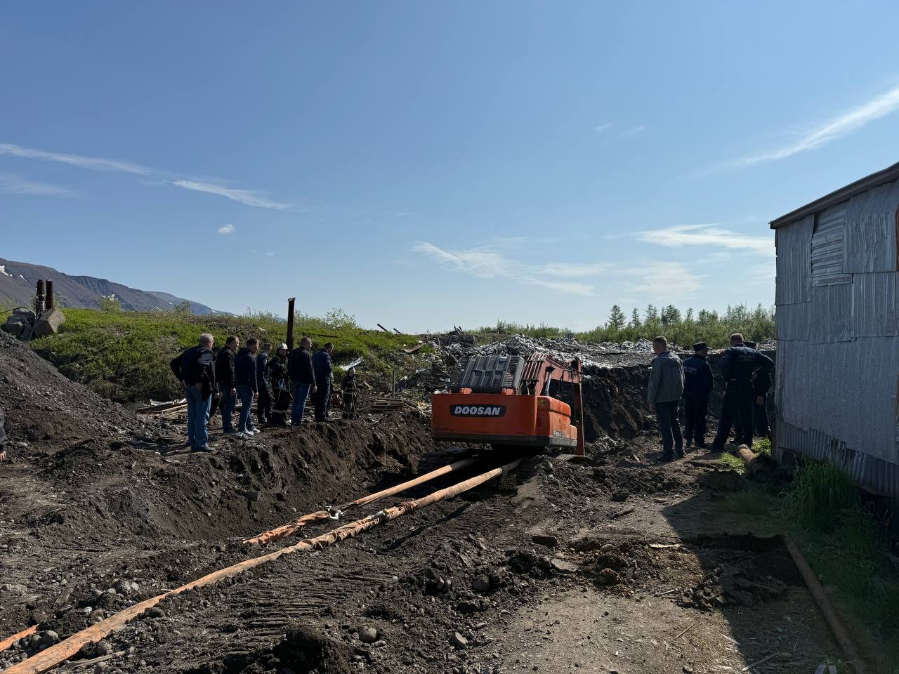 В Норильске на руднике "Маяк" произошло обрушение грунта на глубине 25 метров, под завалами, вероятно, оказалась женщина-сторож. По данным краевой прокуратуры, вагончик, стоявший на земле, вместе с участком почвы провалился вниз. Причиной стал, скорее всего, оттаявший вечномерзлый грунт. Сейчас ведутся поисковые работы и принимаются меры для предотвращения новых обвалов. ______ Оставить обращение