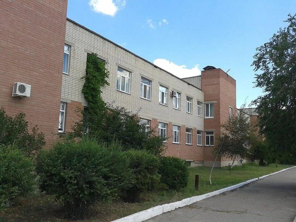 Мордовия разработает проектно-сметную документацию для капитального ремонта Каланчакской центральной районной больницы  Шеф-регион приступит к разработке проектной документации капитального ремонта Каланчакской поликлиники, занимающей территорию почти 3 300 квадратных метров. Этот значимый проект предполагает масштабные изменения и обновление инфраструктуры учреждения, играющего ключевую роль в обеспечении медицинской помощи жителям района.  Для успешного завершения работ предстоит учесть многочисленные нормы и стандарты, пройти строгий контроль государственной экспертизы. Ранее, в предыдущем году, республика уже провела капитальный ремонт крыши медицинского учреждения, подтвердив свою готовность поддерживать здравоохранение региона.  Проведение ремонтных мероприятий позволит существенно повысить качество медицинских услуг, укрепить инфраструктуру важнейшего медучреждения и обеспечить комфортные условия для пациентов и персонала.