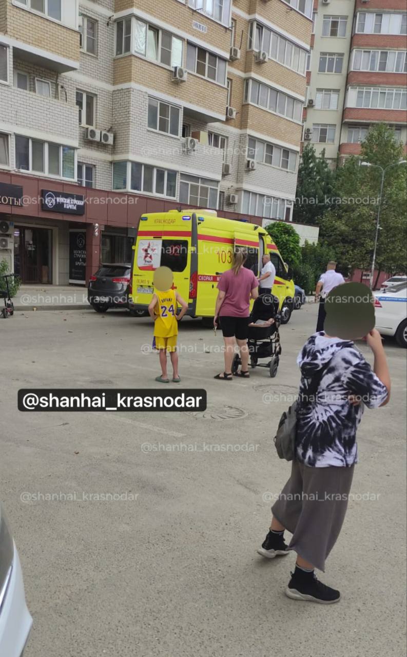 В ЖК «Светлом» электросамокатчик сбил 4-х летнего ребенка. Приехала Полиция и Скорая помощь. Подробностей и официальной информации пока нет. прислать новость/фото