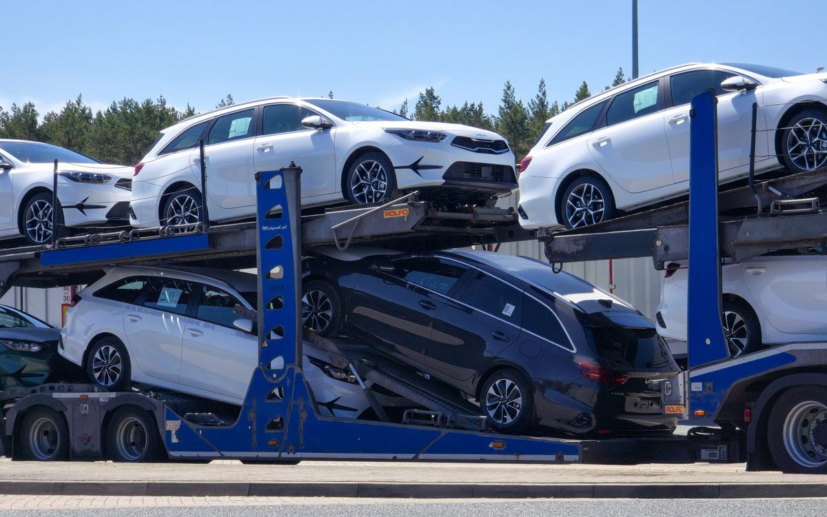 Ввоз легковых автомобилей в Россию через Беларусь резко сократился с начала года За семь месяцев 2025 года так ввезли 15 4 тыс автомобилей Это на 62 меньше чем за такой же период 2024 го Топ марок которые ввозят из Беларуси в Россию BMW 3371 штук минус 72 Mercedes Benz 2559 штук минус 28 Toyota 1199 штук минус 22 При этом Беларусь остается основным направлением для ввоза люксовых автомобилей на российский рынок Подробнее