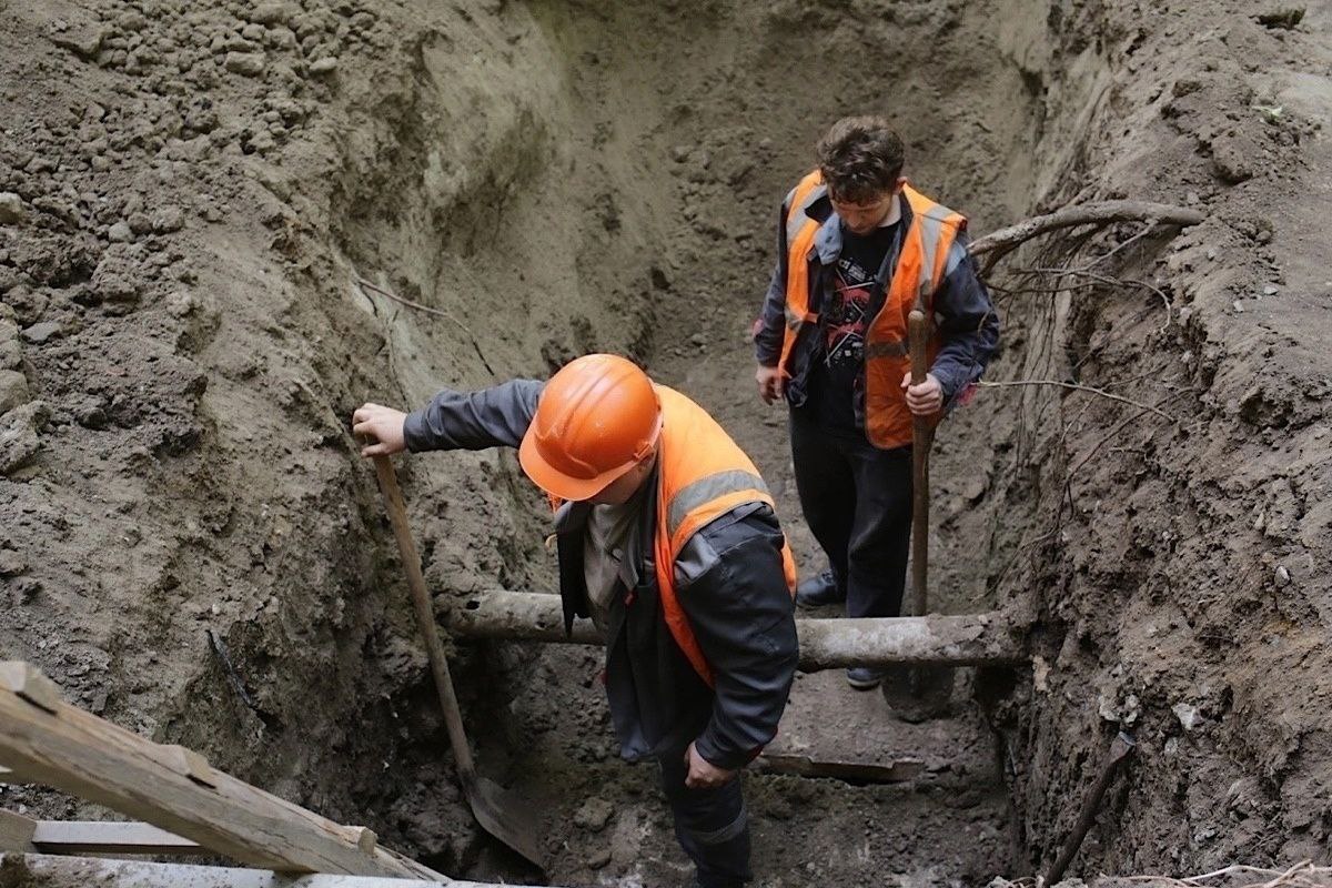 За прошедшие сутки устранено 210 аварий на сетях водоснабжения и водоотведения. Работали 69 аварийных бригад, сообщили в оперштабе.   На сетях теплоснабжения зарегистрировано 5 аварий, 3 - устранены. В аварийных работах задействовано 4 бригады.  Населению и в котельные доставлено 1500 куб. м воды.