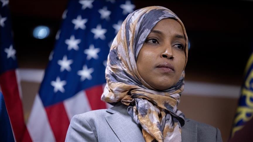 В США напали на конгрессвумен сомалийского происхождения Ильхан Омар Член Палаты представителей США от Демократической партии американка сомалийского происхождения Ильхан Омар подверглась нападению со стороны неизвестного во время выступления перед публикой в городе Миннеаполис в американском штате Миннесота Как сообщает издание The Hill инцидент произошел в ходе продолжающихся в Миннеаполисе протестов против антииммиграционной политики президента США Дональда Трампа Один из присутствующих совершил нападение на конгрессвумен с применением спрея в тот момент когда она критиковала вмешательство Министерства внутренней безопасности Подробнее на нашем сайте v aa com tr 3812779 24 7 в сутки с Агентством Анадолу