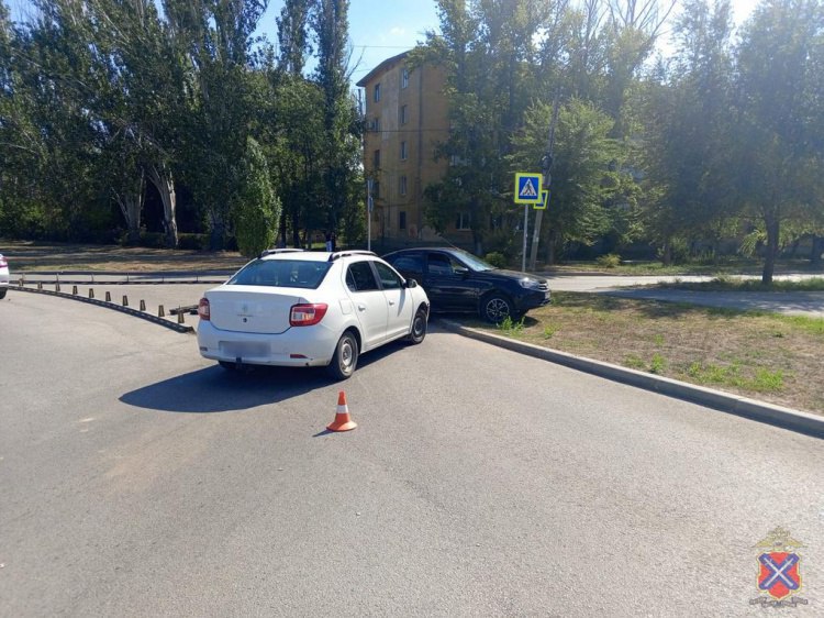 Очередное ДТП в Волжском На перекрёстке Карбышева и Молодёжной два водителя не поделили дорогу В результате Логан и Гранта мощно столкнулись разнесли несколько делиниаторов и закончили путь на газоне К сожалению не обошлось без травм пострадала пассажирка Подписаться