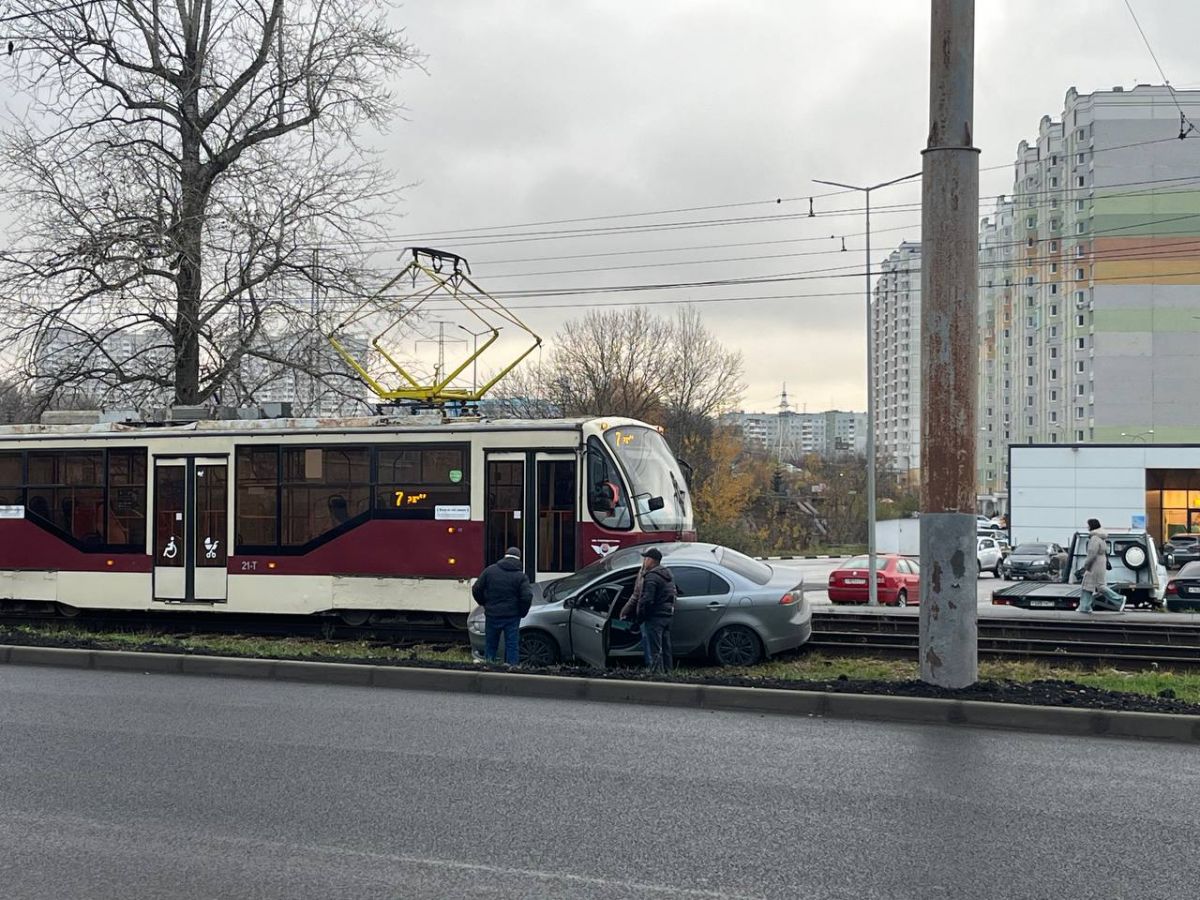 В Туле на улице Хворостухина Mitsubishi залетел под трамвай   newstula ru fn 1746298 html В Туле на пересечении улицы Хворостухина и Кирова Mitsubishi Lancer врезался в трамвай Движение рельсового транспорта остановлено   Прислать новость Подписаться