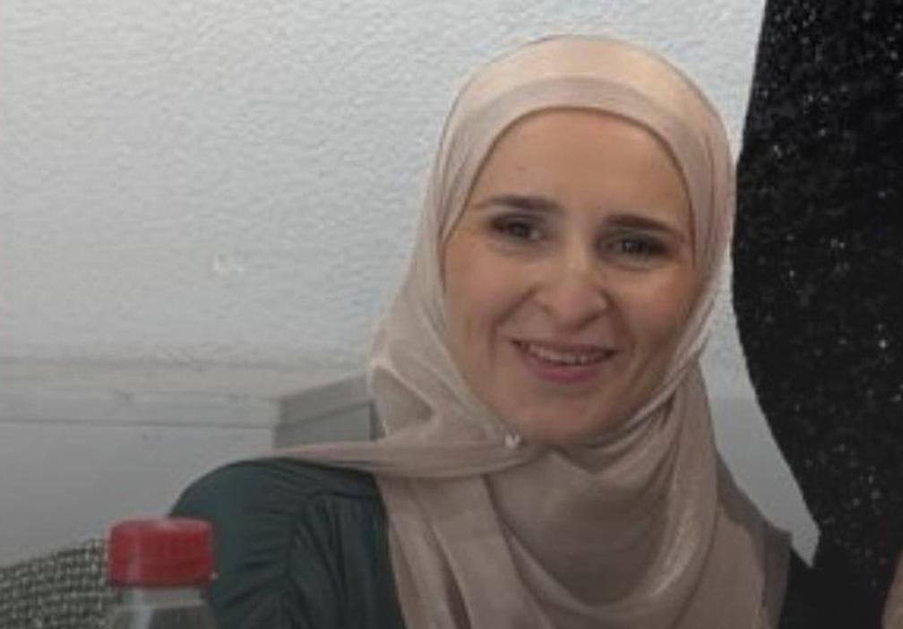 Чеченец убивший бывшую жену во Франции покончил с собой в тюрьме Сначала семья по рассказам местных всячески его покрывала и круговой порукой защищала и это во Франции верховенство закона ага теперь он избежал суда Да ценой своей жизни но и не потянув за собой паровозом высокопоставленных местных родственников В ноябре 2025 года в Ницце 47 летний Башир Алибиев напал с ножом на свою бывшую жену мать семерых детей 39 летнюю Лариссу Арсанукаеву и их 17 летнюю дочь Крики из квартиры услышала курьерша которая разносила посылки Приехавшая полиция застала Алибиева в дверях с 3 летней дочерью на руках а старшая вместе с мамой лежали на полу за его спиной Женщина скончалась на месте девушка выжила ее госпитализировали с ножевыми ранениями в щеку и шею Алибиев был задержан на месте и помещён под стражу по обвинению в убийстве супруги и покушении на убийство В своих показаниях он пытался переложить вину на дочь утверждая что она напала на мать а он лишь пытался её спасти Вопрос о психическом состоянии чеченца поднимался с самого начала расследования однако провести судмедэкспертизу не успели сообщил адвокат мужчины Бывшие супруги жили раздельно около трёх лет Имам и глава Ассоциации чеченцев и ингушей Приморских Альп Рамзан Магамадов рассказал что предпринимал попытки их помирить Тело Лариссы больше двух месяцев не могли вывезти из страны семья Алибиева отказывалась подписывать документы для захоронения В январе останки всё же перевезли в Чечню где прошли похороны Алибиева в 2023 году уже обвиняли в домашнем насилии но суд ах самый честный оправдал его