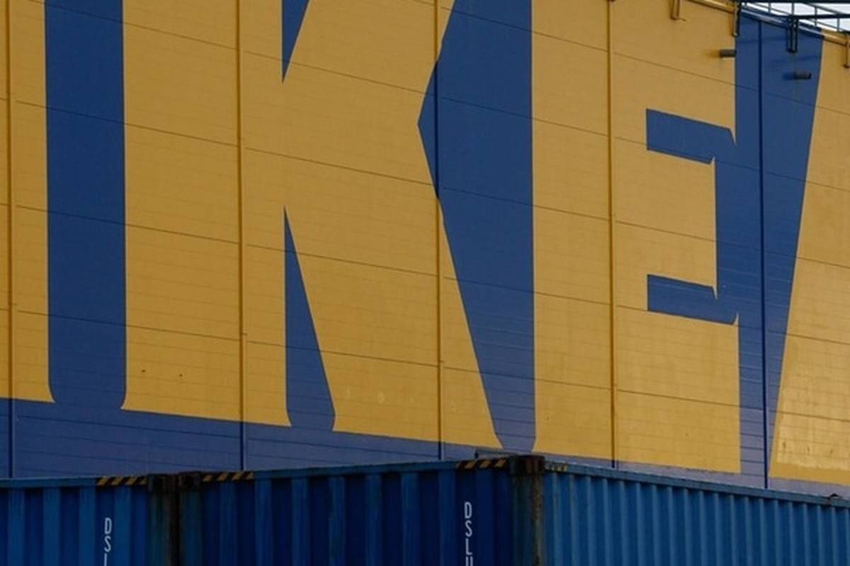 В Литве обвинили российскую разведку в поджоге IKEA из-за расцветки самого магазина.  Литовская прокуратура заявила, что российская военная разведка стоит за поджогом IKEA в Вильнюсе в мае прошлого года.  Причина? Фирменные цвета магазина совпадают с украинским флагом.  При этом исполнителями оказались двое украинцев, которым пообещали €100 тыс. и подержанный BMW.  НАШИ РЕСУРСЫ:   Telegram   Tik-tok    YouTube   RUTUBE