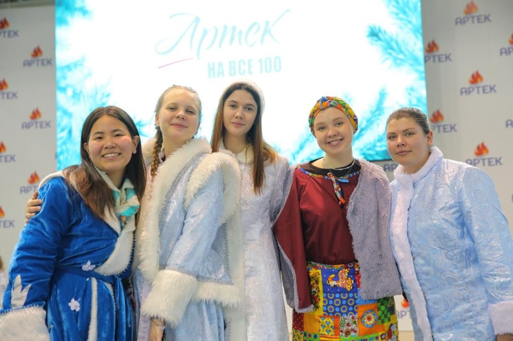 В Артеке прошел Рождественский переполох В Международном детском центре Артек прошла большая праздничная программа Рождественский переполох Она объединила ребят из разных регионов России и семи зарубежных государств Воспитанники узнали о традиционных рождественских забавах и весело провели время со своими новыми друзьями