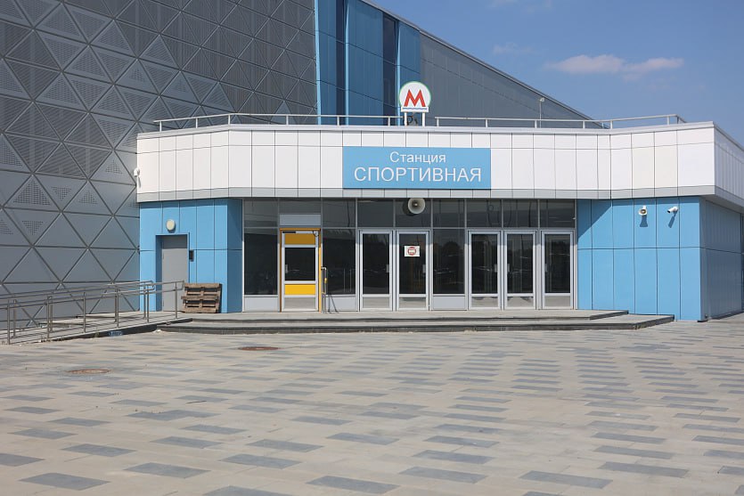 Мэр Кудрявцев: станцию метро «Спортивная» должны достроить к осени На финишную прямую вышли работы на станции метро «Спортивная». Перед подрядчиком стоит задача обеспечить её строительную готовность к 1 сентября. Об этом сообщил мэр Новосибирска Максим Кудрявцев. По его словам, сейчас на объекте заканчивают монтировать и настраивать инженерные системы, оборудование транспортной безопасности и автоматизации. Идёт экспертиза эскалаторов, в тоннеле устанавливают системы аварийного освещения и питания контактного рельса. «Приводим в порядок всё, что было сделано прежним подрядчиком с отступлением от нормативов — от кабельных трасс до противопожарных дверей. Станцию ждут тысячи новосибирцев: болельщики, зрители концертов, посетители парка „Арена“», — отметил глава муниципалитета. Считаете дни до открытия «Спортивной»? Фото Ростислава Нетисова