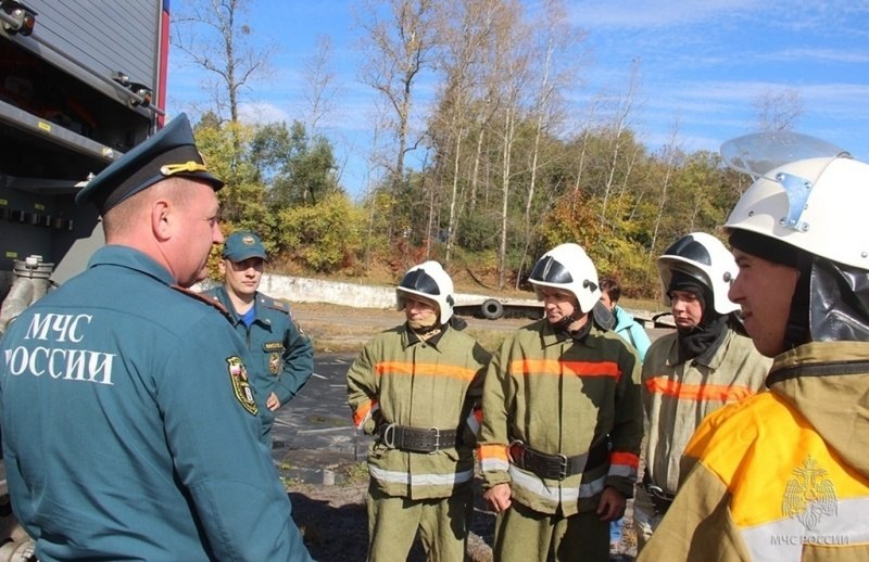 В Хабаровском крае добровольные пожарные приняли участие в ликвидации почти 100 пожаров  5 декабря отмечается День добровольца  волонтера . Волонтеры - активные помощники профессиональных пожарных и спасательных подразделений. Они участвуют в ликвидации возгораний, поисках людей, оказанию помощи пострадавшим в происшествиях и чрезвычайных ситуациях.  Сегодня на территории Хабаровского края создано 11 общественных объединений пожарной охраны. В их составе 31 добровольная пожарная дружина и 64 команды. Они объединяют 670 человек, готовых прийти на выручку своим землякам, встать на защиту от огня жилых домов и построек, участвовать в профилактической работе и обучению населения правилам безопасности.  Число общественных объединений пожарной охраны ежегодно растёт. В этом году уже зарегистрировано 2 таких учреждения – в Верхнебуреинском и Нанайском районах, в составе которых 44 добровольных пожарных.  По итогам регионального конкурса среди подразделений ДПО в этом году победителем признана добровольная пожарная команда из села Забайкальское Вяземского района. А звание «Лучший добровольный пожарный» удостоен Владимир Нелюбов из села Нижнетамбовское Комсомольского района.  #добровольцы