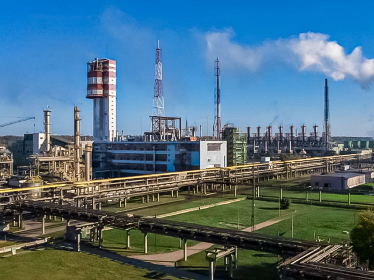 Литовский завод Achema, крупнейший производитель химпродуктов в странах Балтии, остановит выпуск аммиака с 17 мая. Остановку производства связывают с ценами на газ и конкуренцией с продукцией из третьих стран. По словам главы Achema Аудроне Куските, европейский сектор производства удобрений сталкивается с серьезными вызовами - у производителей из третьих стран есть преимущества - доступ к дешевому природному газу. Кроме того, они не обязаны соблюдать строгие экологические требования и платить за разрешения на выбросы. По данным химзавода, в начале текущего года по сравнению со средним показателем 2024 года цена на газ выросла более чем вдвое - на газ приходится около 70% себестоимости производства азотных удобрений. YouTube sponsr.ru