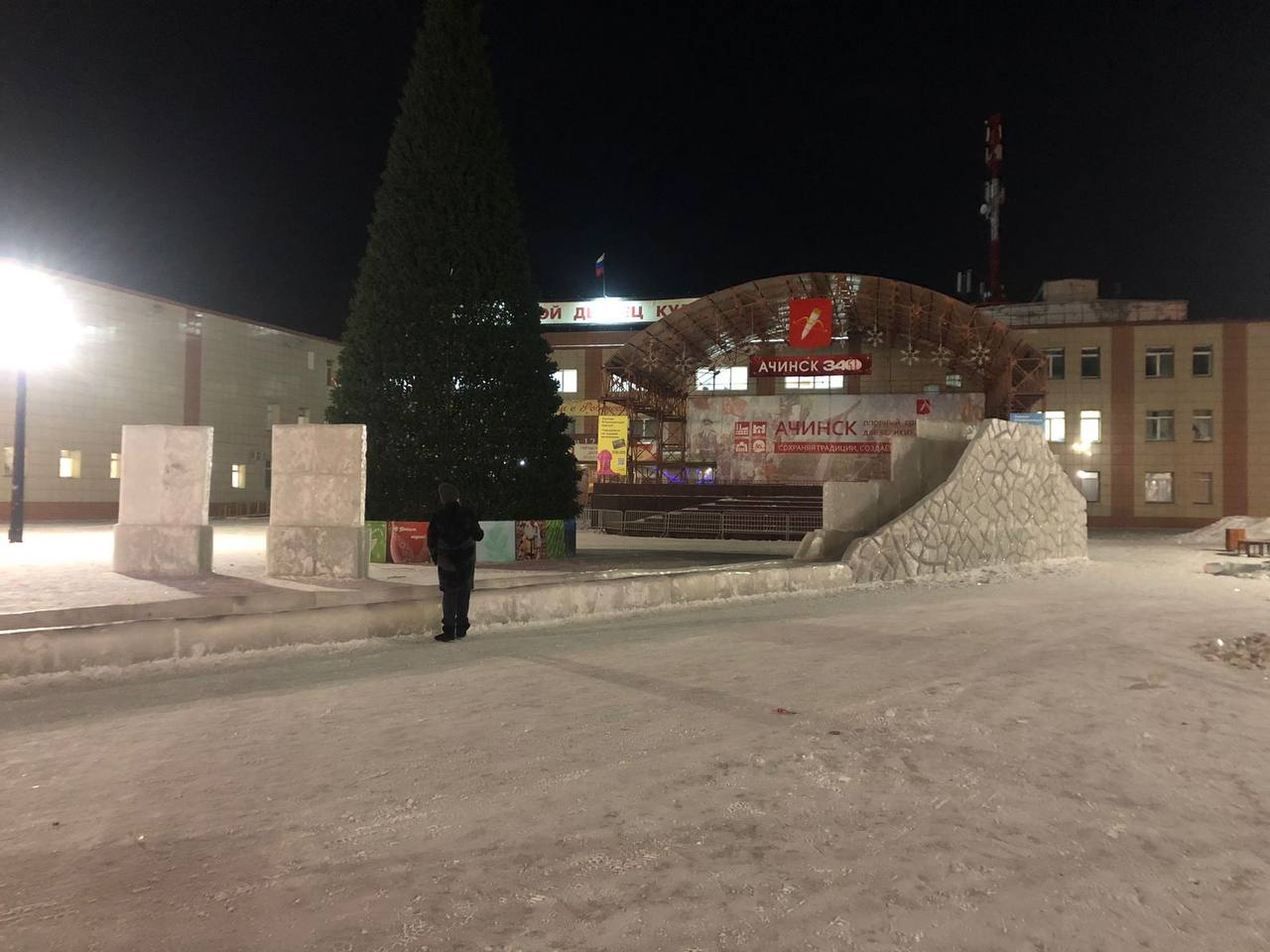 На главной площади города завершили монтаж ледяной горки    Уже завтра аккредитованная организация проведёт её техническое освидетельствование. Затем аттракцион будет зарегистрирован в Гостехнадзоре согласно Технического регламента «О безопасности аттракционов».   Завтра же специалисты приступят к художественной резке ледяных фигур и самой горки.