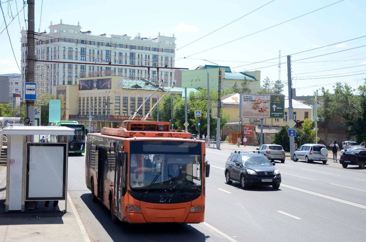 ОРТ Новости Оренбуржья В Оренбурге возобновляется движение троллейбусов 4 Сразу восемь троллейбусов выйдут на свой привычный маршрут со 2 ноября Об этом сообщили в управлении пассажирского транспорта администрации города Напомним что с июля движение троллейбусов на участке улицы Терешковой было прекращено из за повреждения опоры и контактной сети Пока шёл ремонт пассажиров перевозили автобусы большого класса Сегодня 1 ноября специалисты успешно провели тестирование восстановленной контактной сети Все работы завершены и с завтрашнего дня троллейбусы возвращаются на маршрут 4 Фото пресс служба администрации города подробнее на канале ОРТ Новости Оренбуржья