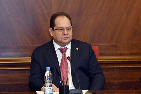 Ростислав Гольдштейн поручил оперативно восстановить мост соединяющий заречные Озёл и Сёйты с большой землёй Учитывая критическую важность дороги для жителей введён режим повышенной готовности позволяющий оперативно приступить к восстановительным работам в том числе к ликвидации последствий обрушения моста   komiinform ru news 285998