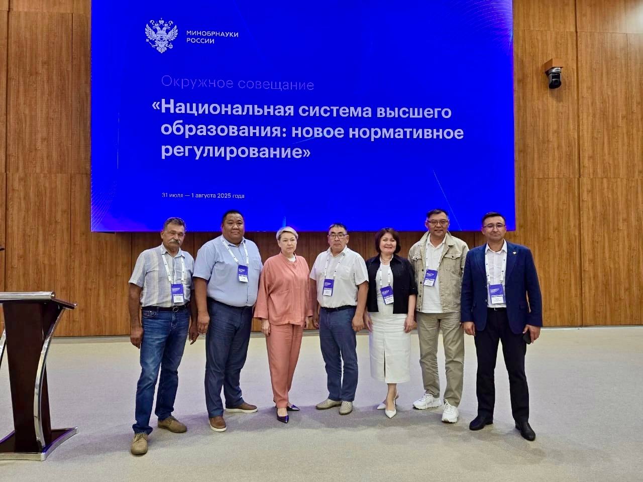 #постректора  В ДВФУ состоялось окружное совещание ректоров и проректоров университетов Дальнего Востока «Национальная система высшего образования: новое нормативное регулирование».   Совещание прошло под председательством Министра науки и высшего образования Валерия Фалькова и было посвящено переходу на новую модель высшего образования. Министр обозначил ключевые приоритеты государственной политики в научно-образовательной сфере, в том числе трансформацию взаимодействия с рынком труда и модернизацию структуры образовательных программ.    Дальний Восток остается важным регионом развития, и университеты активно участвуют в этом процессе.