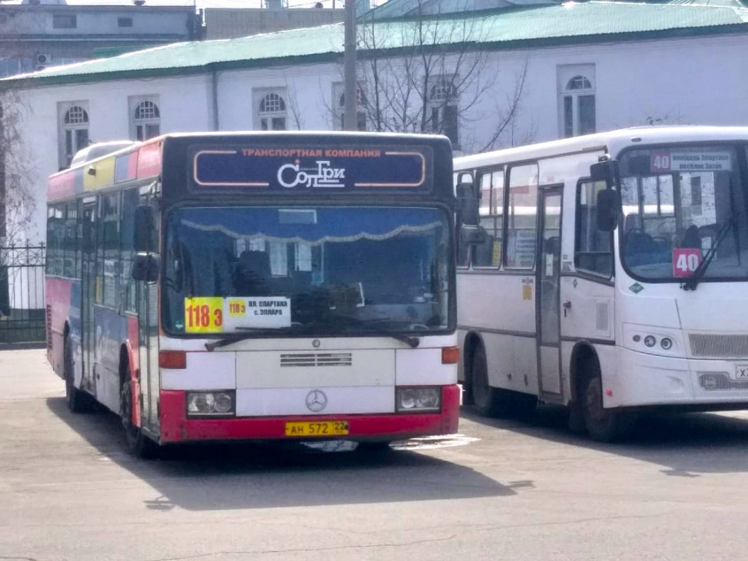В Барнауле завершается работа садоводческих автобусных маршрутов В этом году садоводческие маршруты завершают свою работу 5 октября С 6 октября садоводческие автобусы ходить по своим маршрутам уже не будут Это решение принято из за ухудшения погодных условий В ближайшие выходные в краевой столице синоптики прогнозируют резкое похолодание и выпадение осадков в виде дождя и мокрого снега Также помимо этого по данным МБУ Центртранс пассажиропоток на садоводческих автобусах значительно снизился Напомним дачный сезон в Барнауле стартовал 25 апреля Автобусы ездили по 15 сезонным маршрутам 23 111 112 112т 113к 114 114н 117э 118 119 119ш 124 124к 125 151 Они обслуживались 22 единицами подвижного состава barnaul org