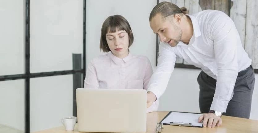 Каждый второй челябинец работает сверхурочно  В Челябинске 56% сотрудников, работающих на полную ставку, регулярно задерживаются на работе. В среднем переработки увеличивают их рабочее время на 25% от нормы. Об этом сообщает сервис Superjob.  Мужчины, таких – 60%, остаются после работы чаще женщин – против 52%.  Сотрудники старше 35 лет перерабатывают больше  29-30% от нормы , чем молодёжь до 35 лет – 23% от нормы  Среди высокооплачиваемых специалистов с зарплатой от 100 тысяч рублей сверхурочные есть у 59%, а у тех, кто получает до 50 тысяч руб. — у 52%.  Чаще всего переработки у курьеров, логистов, маркетологов, фармацевтов и экономистов. Реже всего задерживаются на работе операторы кол-центров и юристы. При этом абсолютными лидерами по количеству сверхурочных часов стали врачи и учителя.  URALPRESS.RU