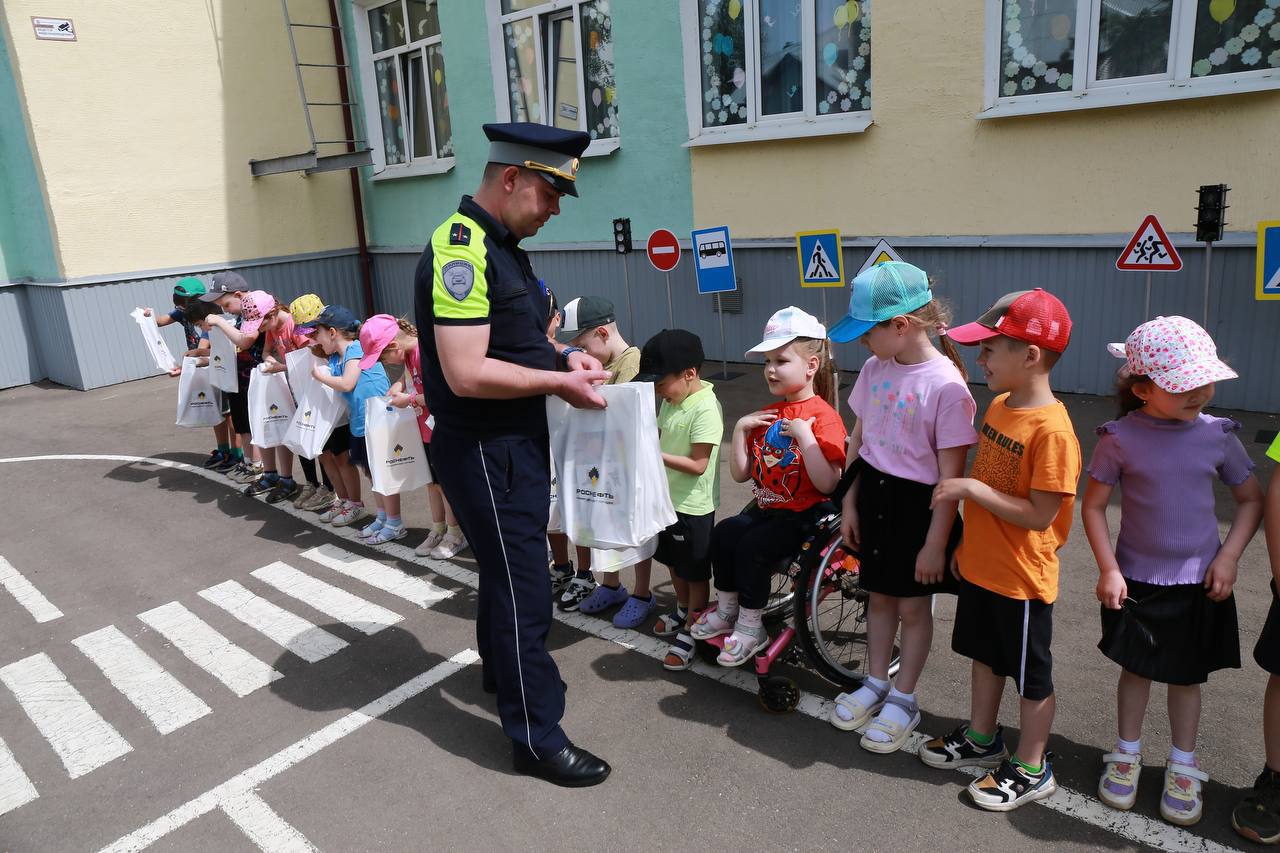 В детском саду Подольска в преддверии Международного дня защиты детей прошёл необычный флешмоб.  Танцевальная минутка была организована Госавтоинспекцией при поддержке одной из нефтяных компаний. Малыши узнали основные правила дорожного движения, приняли участие в танце и нарисовали яркие дорожные знаки на асфальте.     Такие мероприятия помогают детям с ранних лет учиться внимательности на дороге.