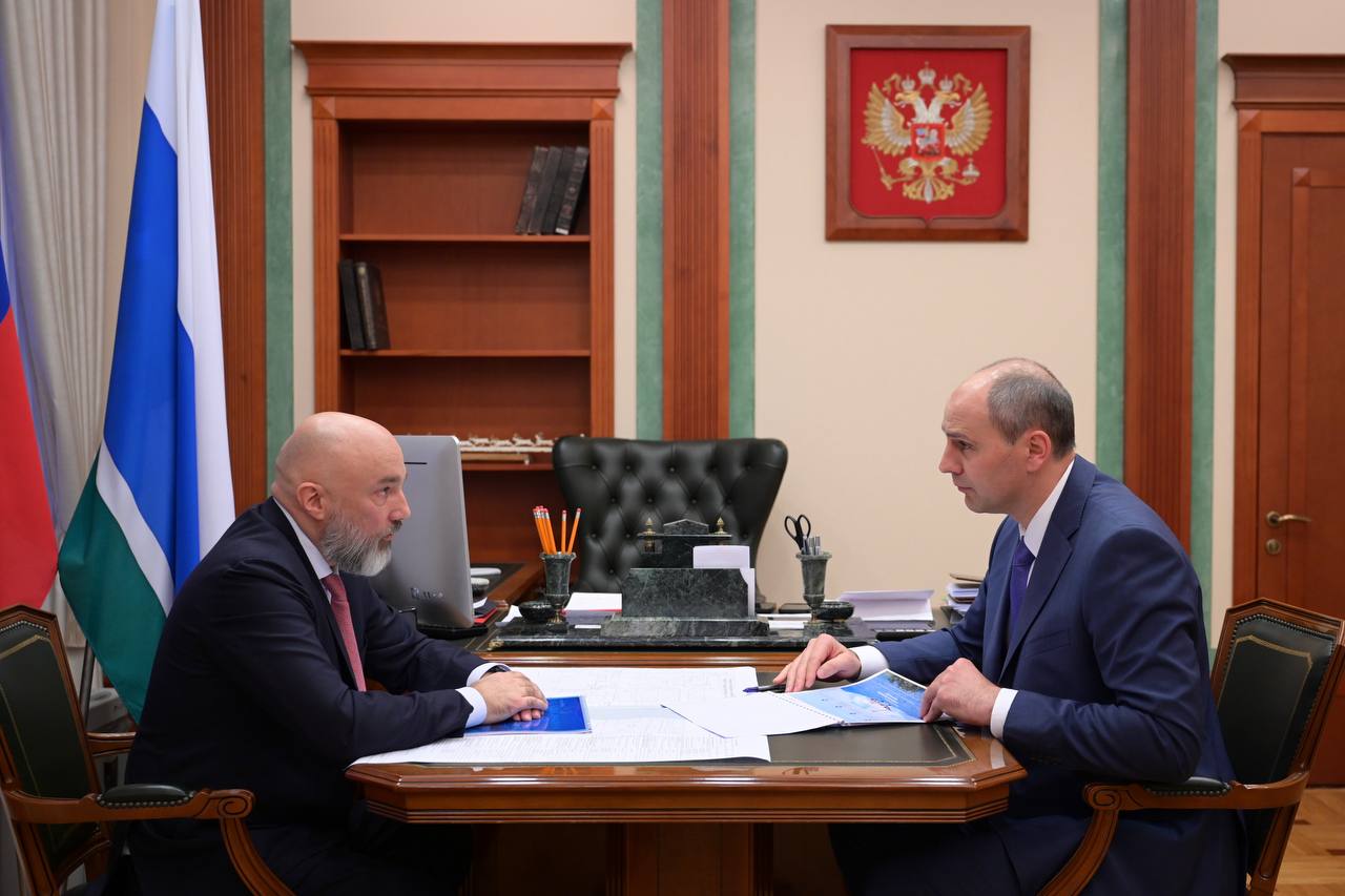 Новый специализированный ангарный комплекс по обслуживанию отечественного пассажирского самолёта МС 21 стоимостью 10 миллиардов рублей будем создавать с Уральскими авиалиниями в ближайшее время Планы по реализации масштабного проекта в котором нуждается вся российская авиаотрасль обсудили с генеральным директором авиакомпании Кириллом Сергеевичем Скуратовым Этот амбициозный проект станет опорной базой для обслуживания отечественных воздушных судов в стране Общая площадь нового комплекса составит около 15 000 кв метров из которых 8 000 кв метров займет основной ангар а 6 000 складские помещения для хранения запчастей и оборудования На базе ангара планируется производить техническое обслуживание воздушных судов МС 21 ремонт стоек шасси компонентов и авионики Общий объем инвестиций в проект превысит 10 миллиардов рублей Важным направлением развития является и подготовка кадров В сотрудничестве с Уральским федеральным университетом уже ведется переподготовка технических специалистов В планах размещение на Урале тренажера для пилотов МС 21 что позволит готовить летные экипажи не только для своих нужд но и для других авиакомпаний страны Данный проект напрямую отвечает государственной задаче по подготовке технических и инженерных специалистов в том числе в такой высокотехнологичной отрасли как авиационная Уверен в его успешной реализации Мой канал в мессенджере Max