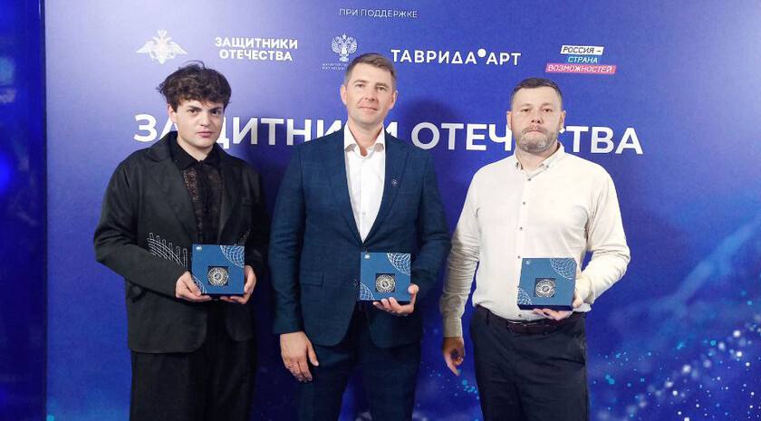 Пять представителей ЛНР стали лауреатами первой национальной премии «Страну меняют люди», учрежденной по поручению Президента России Владимира Путина. Об этом ЛИЦ сообщил директор республиканского центра туризма, экологии и краеведения «Возрождение», член РВИО Борис Портной. «Пять представителей Республики стали лауреатами премии страну меняют люди, сегодня в Москве состоится награждение. Церемония вручения премий начнется в 20:00», — рассказал руководитель республиканского центра «Возрождение». В числе лауреатов — сам Портной, директор Новоайдарского районного Дома культуры Игорь Мазур, руководитель Луганского Дома молодежи Даниил Степанков, представитель регионального отделения фонда «Защитники Отечества» Валерий Борисенко, заслуженный артист ЛНР, солист Луганской академической филармонии, участник СВО Сергей Чуйков.