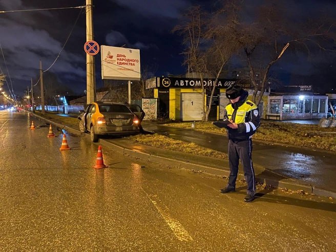 Двое молодых екатеринбуржцев на машине «Делимобиля» попали в аварию на улице Посадской и серьезно пострадали.  ДТП произошло вчера вечером. За рулем каршерингового Volkswagen был 19-летний парень. Он гнал по Посадской в сторону Белореченской, но не справился с управлением на кривой дороге, вылетел с проезжей части и врезался в столб.  Как рассказали в ГИБДД, у водителя диагностировали перелом позвоночника и плеча, а 19-летняя пассажирка впала в кому. Оба находятся в больнице.  Известно, что девушка ехала на заднем сидении без ремня, стаж вождения у парня — меньше года. Сейчас инспекторы проводят проверку.  Если вы знакомы с пострадавшими или ваш видеорегистратор снял момент аварии, пожалуйста, напишите на  .