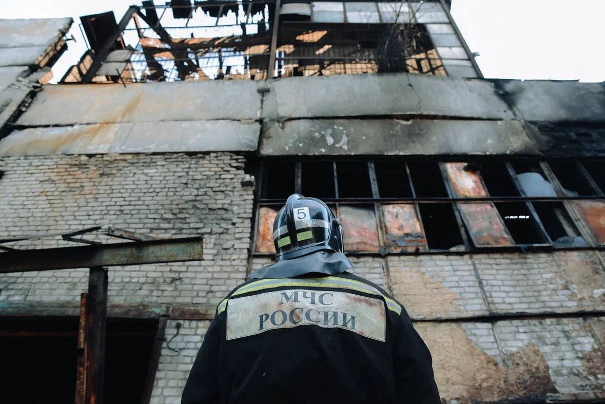 Александр Хинштейн встретился с жителями Железнодорожного округа Курска по ситуации в районе АПЗ-20 В апреле на территории завода произошёл пожар, огонь на 10 тыс. кв. метрах тушили почти сутки, от обугленных конструкций в воздухе до сих пор держится удушающий запах, а при попытке их разобрать начинается новое горение. На месте дежурят пожарные. - Через дорогу многоквартирные дома. Жители рассказали, что из-за постоянного тления невозможно открыть окна, дети не выходят гулять, мучают головные боли, началась бессонница. Не увидел должного диалога между предприятием и людьми - это неправильно, потому что ситуация сложная для обеих сторон, - отметил врио губернатора. - Помещение, где вспыхнул огонь, руководством АПЗ-20 было сдано в аренду, и арендатор по закону несёт полную ответственность за противопожарную безопасность. Причину возгорания выясняют эксперты. Сейчас для нас крайне важно устранить запах. Как сообщил Александр Хинштейн, есть договорённость с подрядчиком, что нужно завершить разбор завалов в течение 2-х месяцев. Предприятие проведёт это за свой счёт, дополнительно закажет экологическую экспертизу. Сгоревшие конструкции вывезут на специализированный полигон. На случай новых возгораний на месте будут сотрудники МЧС. - Инициативная группа жителей попросила иметь доступ к месту разбора завалов, чтобы видеть процесс: договорились, что это будет возможно, только если не будет представлять угрозу. Если что-то пойдёт не так, люди сразу мне об этом сообщат! - подчеркнул врио губернатора. - Ситуацию буду держать на контроле. Рассчитываю, что все максимально ответственно и понимающе подойдут к этой работе: это вопрос здоровья наших граждан и прежде всего - детей! Сейм Курская область