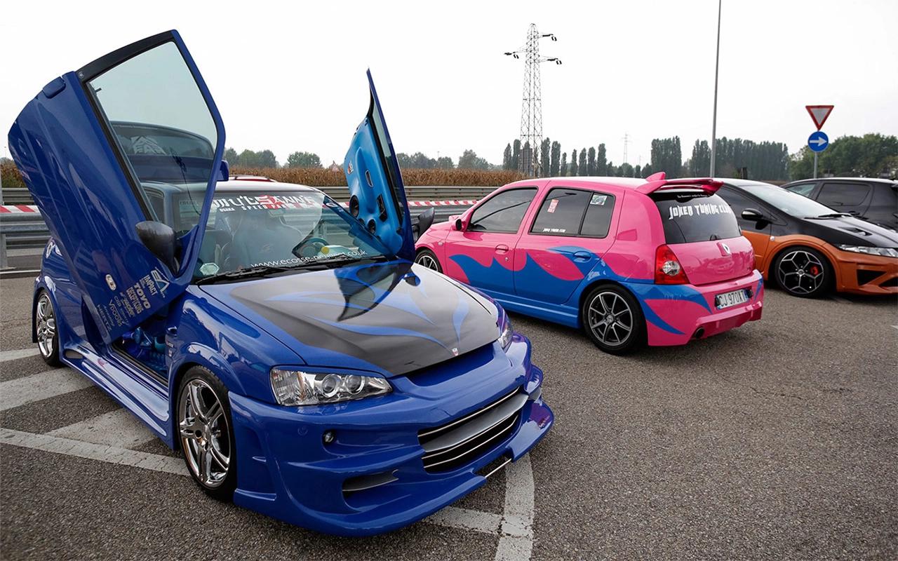 В Госдуме призвали упростить правила тюнинга автомобилей Авторы инициативы указали на существенные сложности с которыми сталкиваются владельцы автомобилей при попытке официально оформить доработки транспортного средства По их оценке существующая процедура отличается избыточной бюрократизированностью она требует значительных временных и финансовых затрат Как следствие многие автолюбители отказываются от легального оформления тюнинга что способствует развитию теневого сегмента рынка В своем письме депутаты предложили ряд конкретных мер по оптимизации процесса они выступили за пересмотр этапов регистрации изменений в конструкции авто Особое внимание уделено идее перевода части процедур на уведомительный порядок в первую очередь для косметических доработок которые не влияют на безопасность движения