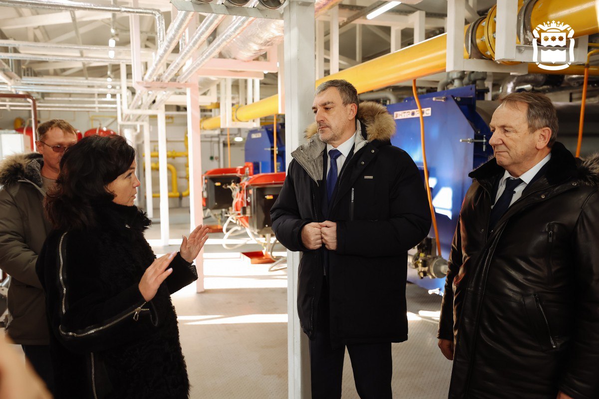 В Свободном готовят к запуску уже четвертую газовую котельную Готовность объекта проинспектировал губернатор области Василий Орлов в ходе рабочей поездки Новая котельная заменит устаревшую угольную и будет отапливать 30 МКД здания детского сада и Амурского института ж д транспорта На сегодняшний день установленные на котельной 5 газовых котлов ждут подключения Подача топлива и работа котлов будет регулироваться автоматически исходя из уличной температуры Параллельно в Свободном идет работа по созданию еще ряда котельных в Михайло Чесноковском районе недалеко от городской школы 2 Кроме того в текущем году в Свободном начался монтаж 4 газовых теплогенерирующих установок Они заменят малые угольные котельные уже в следующем отопительном периоде Газификация Свободного идет полным ходом На сегодняшний день в городе построено четыре газовых котельных три из которых работают одна находится в стадии пуско наладки Еще четыре планируем запустить до 2030 года график был согласован с Газпромом Будем работать над тем чтобы перевести на газ еще несколько котельных не включенных в программу второго этапа газификации сказал Василий Орлов Началась и социальная газификация Свободного первые частные дома уже подключены к газу Для того чтобы упростить этот процесс для жителей предусмотрели субсидии до 300 тысяч рублей на перевод жилья на голубое топливо