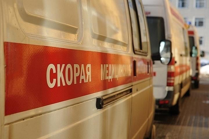 Упал с балкона седьмого этажа  Труп 41-летнего мужчины был найден возле одного из домов по улице улице Ойунского. Погибший упал с балкона своей квартиры на седьмом этаже.  Мошенники похитили у жителей Якутска 667 тысяч рублей. Также в столице пресечены наркопреступление и незаконная продажа алкоголя.  За сутки задержаны трое нетрезвых водителей.  Фото: Иван Вислов