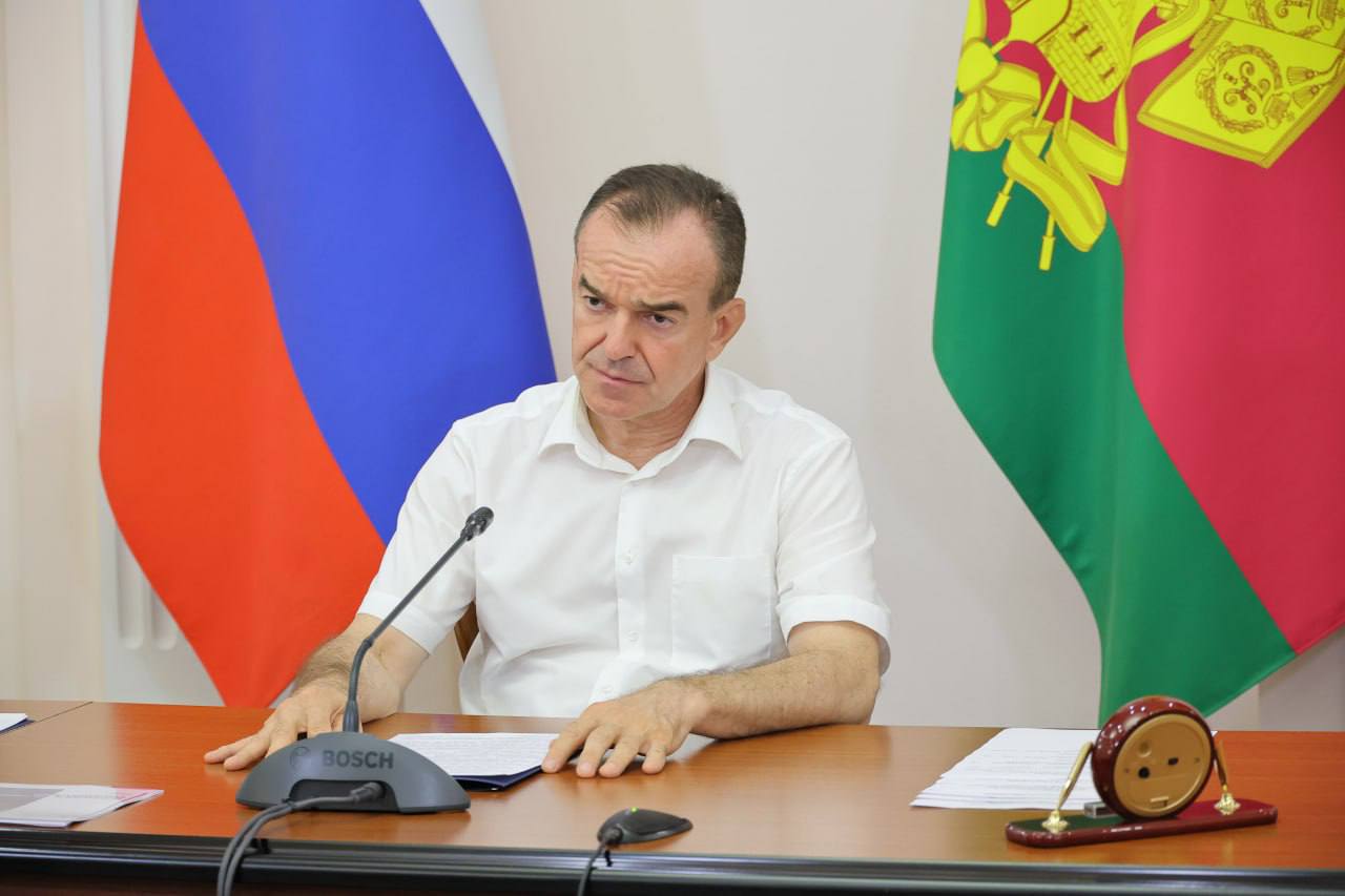 Развитие системы водоснабжения региона – одна из приоритетных задач. Для нашего курортного региона важно, чтобы вода поступала людям без перебоев. Давний партнер края в этом направлении – «Росводоканал». С руководством компании обсудили дальнейшее сотрудничество. На Кубани более 30 тысяч км сетей водоснабжения, сотни скважин и водозаборов. В этом году на строительство и реконструкцию муниципальных объектов водоснабжения направим 6 миллиардов рублей, еще 9,4 миллиарда – на строительство магистральных водоводов. Однако крупные проекты требуют значительных ресурсов, поэтому для нас важно партнерство с «Росводоканалом». Компания уже реализует два концессионных соглашения. Благодаря этому в Краснодаре появилось 12 новых скважин, построено и реконструировано 26 км водопроводных сетей, а в Тихорецке – заменено 3 км сетей. В этом году они взяли в концессию систему водоснабжения Армавира. Жители и гости края справедливо хотят получать хорошую питьевую воду, и наша задача их обеспечить этим ресурсом. От этого напрямую зависит качество жизни. В период пиковых летних нагрузок в некоторых муниципалитетах система водоснабжения не справляется. Видим, что есть проблема и с электроснабжением. По каждой ситуации разбираемся, в ручном режиме держим на контроле. Нам нужны такие партнеры как «Росводоканал», готовые инвестировать в развитие и благополучие края.