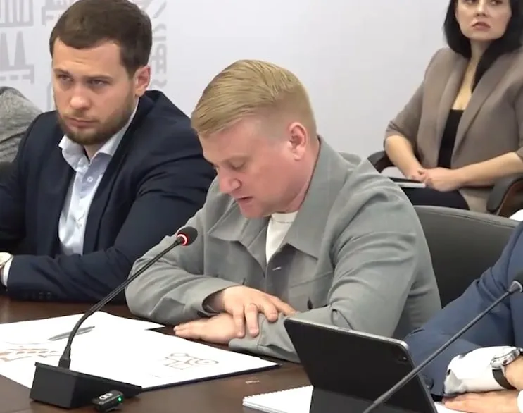 На поддержку АПК в ДНР выделят более 1 9 млрд рублей В правительстве ДНР прошлосовещание на котором поднимали вопросы развития агропромышленного комплекса республики В текущем году посевные площади составят 409 тысяч гектаров Продолжается работа по безопасному вовлечению земель в оборот более 190 гектаров сельхозугодий очищены от взрывоопасных предметов Большое внимание уделяется техническому перевооружению отрасли Всего в текущем году донбасские аграрии планируют купить 301 единицу техники Мы теперь и в МАХ Южная служба новостей