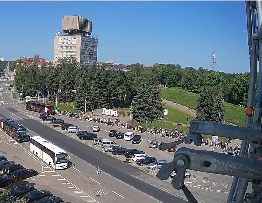 Очередь на пограничном переходе Нарва – Ивангород становится все больше. Например, тем, кто вчера приехал на эстонский пункт пропуска после 14:00, пришлось ночевать на границе. Сотрудники заявляют, что во всем виноваты путешественники, пытающиеся вывезти наличные в Россию, а таких немало. И на каждого приходится составлять протокол. “Приехала в Нарву в воскресенье после 15:00. До закрытия пройти не успела, пришлось провести ночь на улице. А утром, когда добралась до контроля, выяснилось, что нельзя вывозить не только евро: у меня было несколько купюр на общую сумму менее тысячи чешских крон около 40 евро . И меня не пустили”, – рассказала нам одна из путешественниц. Кстати, штрафы за такой “проступок” достигают 2,4 тыс. евро. При этом на других пунктах пропуска из Эстонии в Россию больших очередей не наблюдается. Подробнее написали на ТурДоме. На фото: очередь сегодня около полудня телеграм- канал “Эстония - Россия”