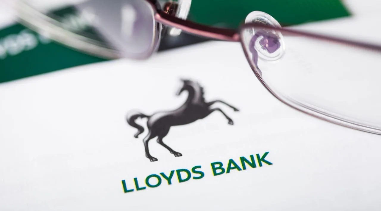 Руководство банка Lloyds прислушивается к советам ИИ Совет директоров банка Lloyds начал использовать специальный чат бот на базе ИИ Его применяют чтобы анализировать закрытую информацию и работу руководителей готовиться к встречам высокого уровня и тем самым якобы преодолевать человеческую предвзятость Многофункционального ИИ агента консалтинговой компании Board Intelligence обучали эксперты в сфере кибербезопасности финансового анализа слияний и устойчивого развития пишет The Times Разработчики утверждают что он более безопасен в обращении с секретной информацией чем другие распространенные чат боты Мы видим реальный потенциал ИИ для поддержки принятия решений в советах директоров при осторожном и ответственном использовании Мы тестируем инструменты ИИ чтобы готовиться к обсуждениям лучше за счет более быстрого анализа и доступа к более широкому спектру точек зрения говорит топ менеджер Lloyds Никола Патленд Среди компаний из FTSE 100 списка крупнейших британских компаний по версии Financial Times и Лондонской фондовой биржи Lloyds первым начал внедрять ИИ таким образом Банк позиционирует себя как крупнейшего игрока в сфере финансовых технологий на британском рынке Lloyds заявляет что ИИ инструменты уже помогли ему получить 50 млн добавленной стоимости в 2025 году а в 2026 м принесут вдвое больше