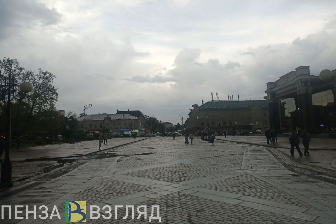 Иванкова: в ближайшие дни в Пензенской области может пройти град   Начальник отдела прогнозирования ФГБУ «Приволжское УГМС» Светлана Иванкова рассказала о том, какой будет погода в ближайшие три дня в Пензенской области.  Она отметила, что регион на начавшейся рабочей неделе окажется под влиянием поля низкого атмосферного давления. Из-за этого ожидаются дожди разной интенсивности, местами может пройти град и грозы.  Иванкова сообщила, что перечисленные природные явления будут сопровождаться иногда порывистым ветром, а температура воздуха будет ниже обычного на 1-2 градуса.  22 июля на всей территории Пензенской области ожидаются кратковременные дожди, местами гроза при температуре от 23 до 28 градусов.  В среду синоптики обещают переменную облачность и кратковременные дожди при юго-западном ветре и той же температуре.  24 июля ситуация принципиально не изменится: дожди по всему региону, направление ветра сменится на северо-западное, а термометры покажут от 22 до 27 градусов.    -Взгляд