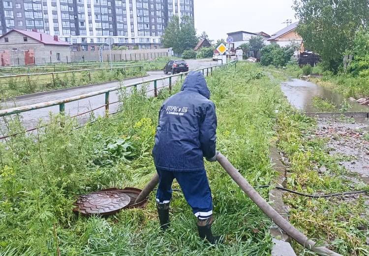 По всему Алтайскому краю организована работа, чтобы в кратчайшие сроки исправить последствия непогоды. Характерные для нашего региона сильные дождь и ветер привели в минувшие выходные к некоторым разрушениям. Так в Барнауле проливные дожди привели к подтоплениям нескольких десятков приусадебных участков. Спасатели занимались откачкой воды в том числе ночью. Были и аварийные отключения электроэнергии. Работа систем сейчас восстановлена. В Волчихе Волчихинского района сильными порывами ветра частично снесло крышу магазина. К большому сожалению пострадала девочка, которая сейчас находится в больнице и получает необходимую помощь. В Алейске обильные осадки привели к разрушениям части двухэтажного жилого дома на 16 квартир. Людей временно разместили в здании спортивной школы. В Шипуново Шипуновского района оперативно восстановили работу насосной станции, которая обеспечивает водой жителей Поспелихинского, Шипуновского, Новичихинского и Алейского районов, а также Алейска. Водоснабжение людей не прекращалось. Это только несколько примеров. Там, где это требуется, продолжают работу краевые спасатели и спасатели МЧС, краевые коммунальные службы. Как и всегда в подобных ситуациях, усиливаем работу местных специалистов региональными решениями, если это нужно для ускорения работы.