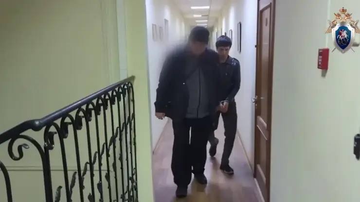 В Красноярске иностранца отправили в колонию почти на 5 лет за разжигание ненависти по национальному признаку в автобусе 26-летний гражданин иностранного государства признан виновным в разжигании ненависти и вражды по национальному признаку и приговорен к 4 годам и 10 месяцам лишения свободы с отбыванием наказания в колонии общего режима. Следствием установлено, что 9 ноября 2024 года, находясь в нетрезвом состоянии в маршрутном автобусе №95, мужчина, притворившись глухонемым, отказался оплачивать проезд. После замечаний кондуктора и одного из пассажиров, между ним и другими пассажирами возник конфликт. Скриншот: ГСУ СК России по Красноярскому краю и Республике Хакасия предложить новость