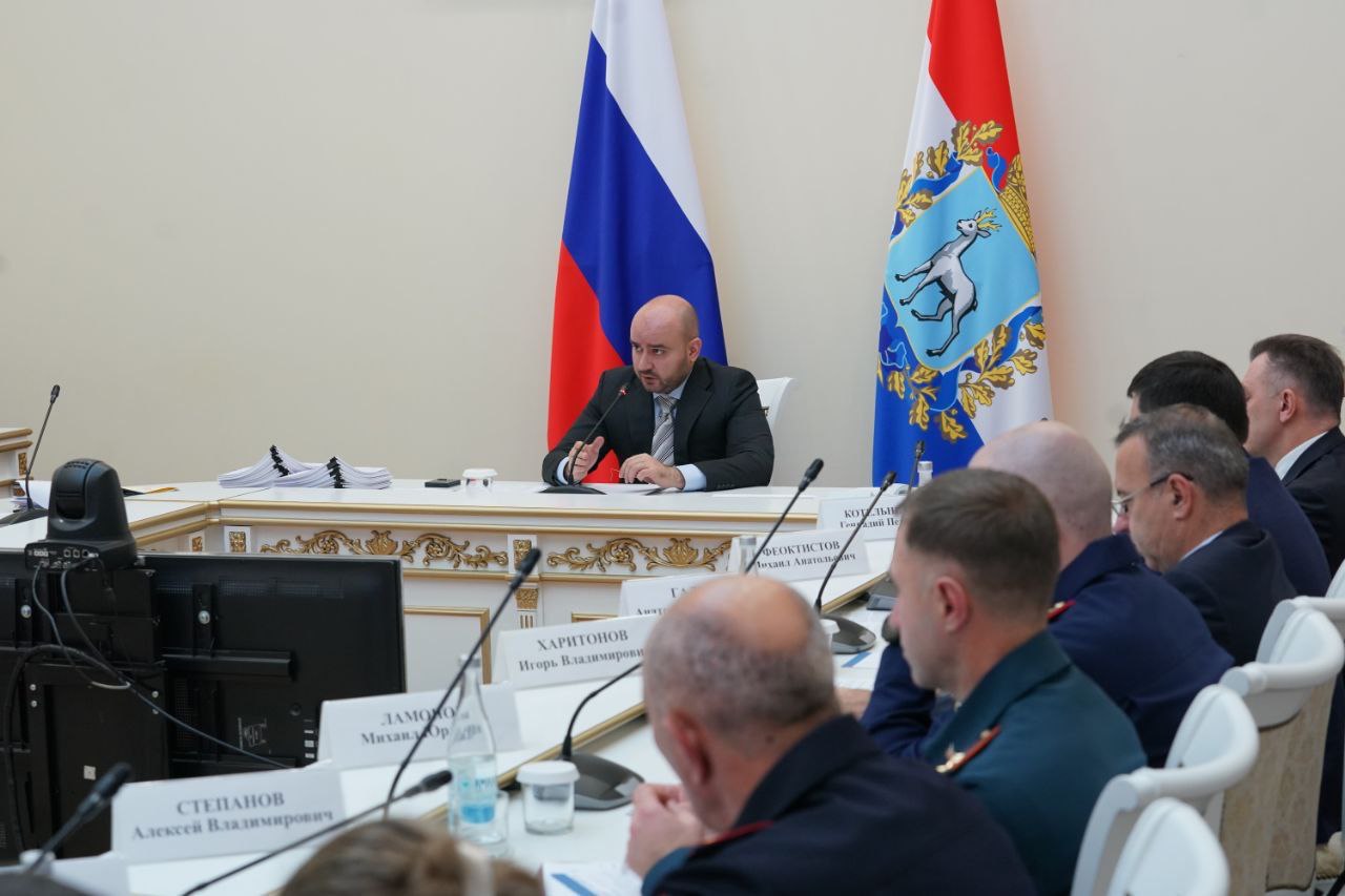 Сорваны работы по строительству очистных в Утёвке Оборудование не соответствует проектной документации В Нефтегорском районе Самарской области выявлены нарушения при исполнении контракта по проектированию и строительству очистных сооружений в селе Утёвка Об этом стало известно 18 ноября на оперативном совещании правительства региона В области проводится проверка реализации Программы комплексного развития сельских территорий КРСТ Исполнение ряда контрактов проверила Счётная палата Самарской области Оказалось что в актах приёмки зафиксирована и подтверждена осмотром замена необходимого оборудования на несоответствующее проектной документации с ухудшенными характеристиками Таким образом может пострадать изначально заявленная мощность очистных с производительностью 500 кубометров в сутки В ходе осмотра выяснилось что установленное оборудование имеет более низкие характеристики чем те которые предусмотрены проектом в диапазоне от 18 до 90 понижения рассказала руководитель Счётной палаты Самарской области Ольга Крикова Работы выполняет ООО Эверест под руководством Василия Чинкова который также является бенефициаром компании Штатная численность подрядчика составляет 24 человека Губернатор Вячеслав Федорищев поручил провести проверку финансово хозяйственной деятельности администрации Нефтегорского района а также проверить исполнение других контрактов по Программе КРСТ которые дорожают после начала капитального ремонта или строительства На совещании сообщалось что в рамках реализации госпрограммы Комплексное развитие сельских территорий с ООО Эверест заключено 24 контракта на сумму 2 4 млрд рублей По большинству из них сроки исполнения затягиваются