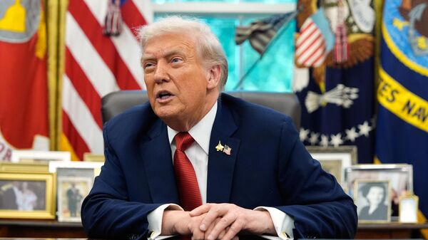 Трамп надеется что потрясающие санкции против России не будут действовать долго Президент США Дональд Трамп заявил что новые американские санкции против российских компаний не будут действовать долго Об этом он сказал журналистам по итогам встречи с генсеком НАТО Марком Рютте 23 октября передаёт телеграм канал Украина ру