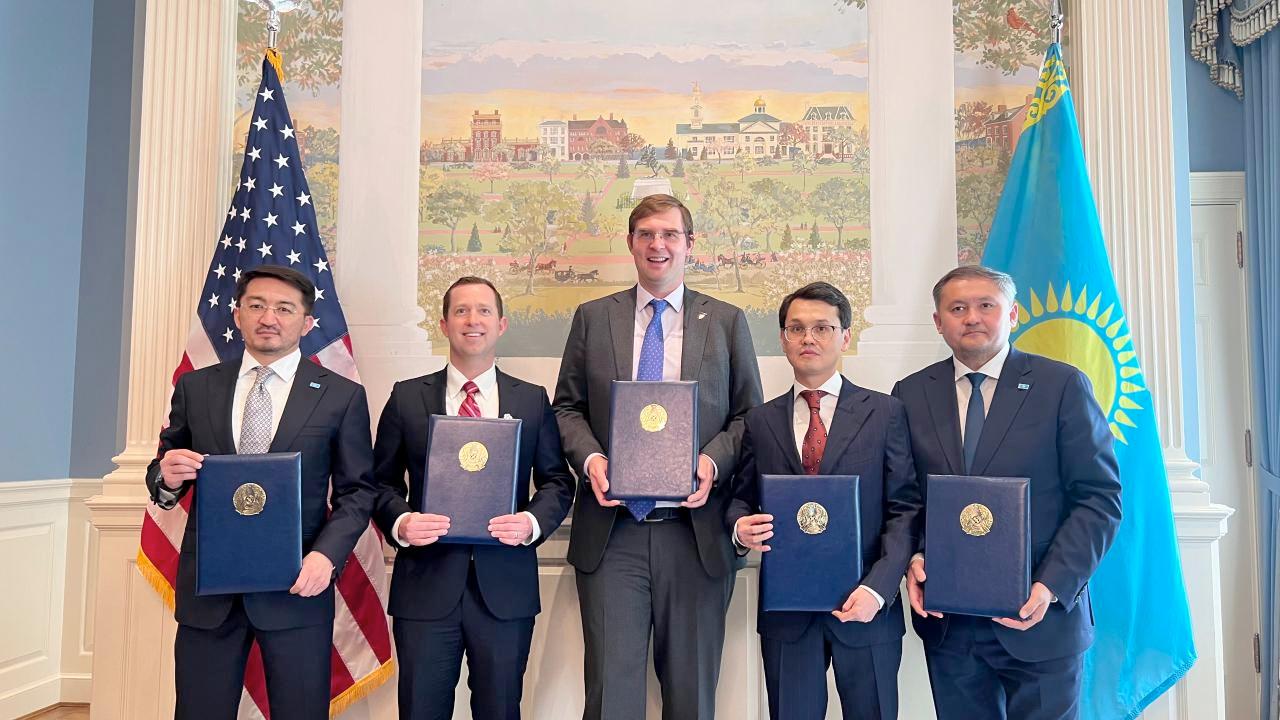 Регулярная рубрика Казахстан уже в будущем OpenAI предоставит Казахстану доступ к версии ChatGPT для образовательных учреждений соответствующий меморандум уже подписали В течение трёх лет ежегодно для педагогов Казахстана будут предоставлять не менее 165 тысяч лицензий OpenAI rozetked me news 42611