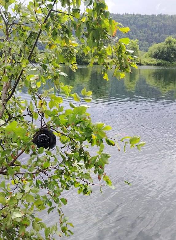 И ещё один случай на воде. Иномарка слетела с 70-метрового обрыва в реку Юрюзань. В салоне авто были люди.  В селе Караяр Hyundai Santa Fe сорвался с обрыва, упал в Юрюзань и утонул. За рулём была 42-летняя женщина, в салоне также находился пассажир.   37-летний мужчина самостоятельно выбрался через открытое окно — его доставили в больницу. Женщину вытащили без признаков жизни.   Подписаться   Прислать новость