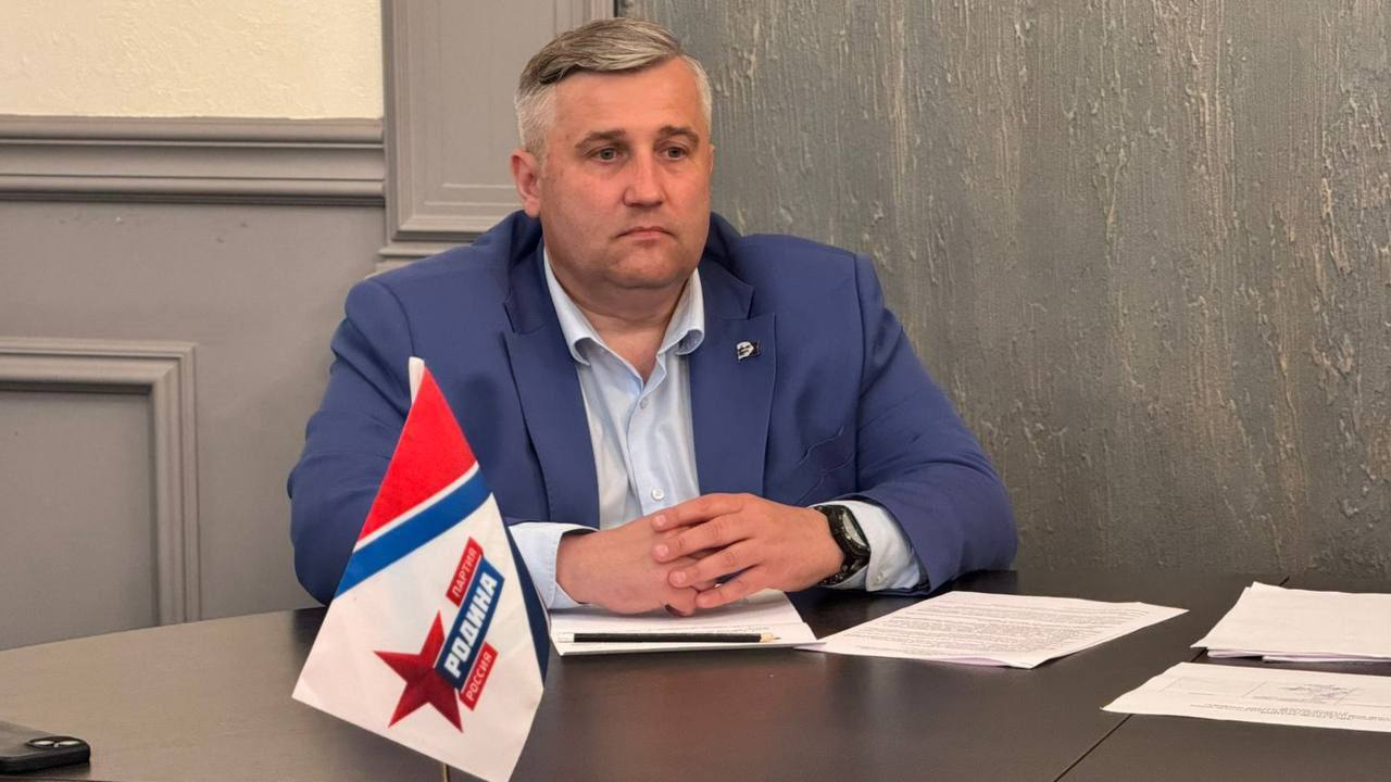 В Одессе начали заколачивать памятник Александру Пушкину который защищал лишенный Владимиром Зеленским гражданства экс мэр города Геннадий Труханов Член Бюро Президиума ПАРТИИ РОДИНА Алексей Рылеев Что ж с этим недополитиком клоуном Зеленским и его режимом действительно давно всё понятно Их ненависть к собственной стране и её истории не знает границ Лишение гражданства мэра политические репрессии это лишь симптомы тяжелой болезни поразившей киевскую хунту Но при чём здесь Александр Сергеевич Пушкин Великий поэт чьё творчество является достоянием всей мировой культуры чьи стихи проза и сама жизнь это мост объединяющий народы Заколачивать памятник ему это не борьба с русским миром это варварское уничтожение собственного культурного кода отречение от общего гуманитарного пространства Это акт духовного самоубийства Искренне надеюсь что в обозримом будущем разум восторжествует и братский украинский народ скинет с себя это бремя лживых псевдоценностей навязанных прозападными марионетками И тогда памятники великим писателям как и сама историческая память будут восстановлены в своих правах