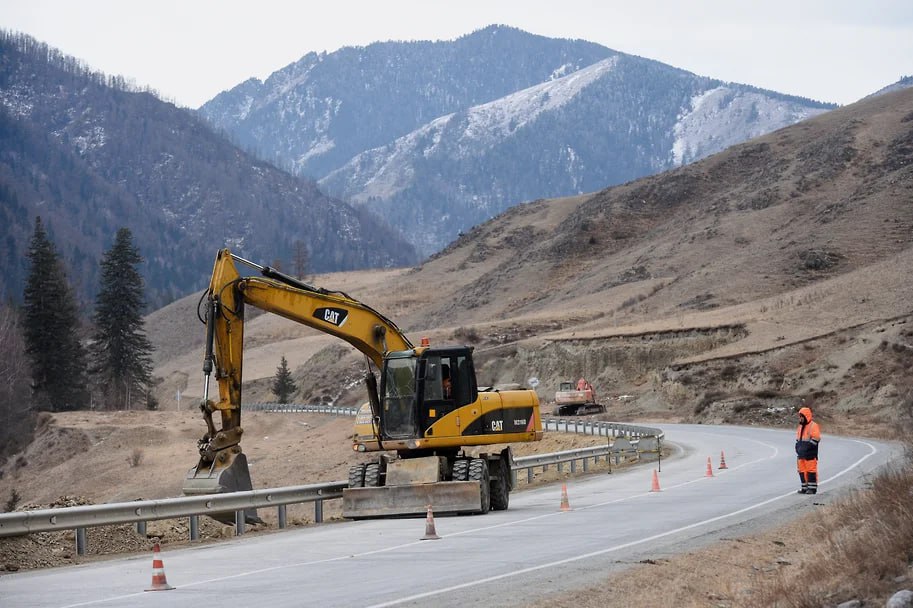 Объявлен тендер на реконструкцию участка дороги Р 256 Чуйский тракт с 454 го по 475 й км в Майминском районе Республики Алтай Стоимость контракта составила 19 95 млрд руб Дата окончания исполнения контракта включая срок приемки и оплаты работ до 11 декабря 2029 года Как писал Ъ Сибирь новый маршрут расширят до четырех полос Он будет уходить влево от существующей дороги в районе Жемчужины Алтая в обход населенных пунктов Соузга Черемшанка а также частично Манжерока Дорога пройдет за поселком Рыбалка и будет заканчиваться после поворота на село Озерное Влад Некрасов Коммерсантъ  Подписывайтесь на Ъ Сибирь