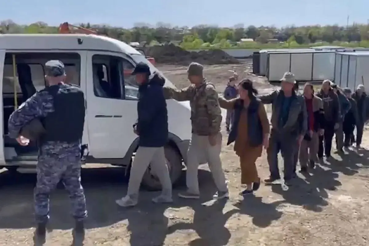 Силовики поймали мигрантов нелегалов на стройке в Армавире На стройке на улице Кондратенко обнаружены 20 граждан Узбекистана и Таджикистана без разрешений на работу На них составили протоколы об административных правонарушениях сообщили в пресс службе ГУ МВД России по Краснодарскому краю Девять иностранцев также нарушили правила пребывания в России и будут депортированы kub news ru