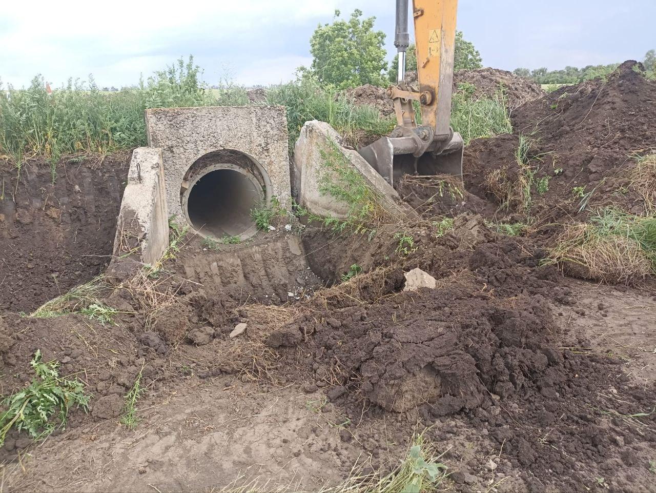 Для моста через реку Бишконь в Беловодском МО смонтировали ограждение В Беловодском муниципальном округе силами региона-шефа капитально ремонтируют мост через реку Бишконь. В настоящее время строители смотрировали ограждение и водоотводные лотки. Также заново изготовили переходную бетонную плиту, чтобы предотвратить вероятное обрушение моста. После проведения всех необходимых работ мост сможет безопасно пропускать автомобильный трафик и выдерживать нагрузку до 80 тонн. Также, кроме машин, смогут ходить пешеходы - для их безопасности созданы заградительные барьеры и ограждения. Закончить ремонт планируется в октябре текущего года.