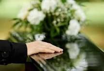 Мэрия запланировала повышение стоимости похоронных услуг в Самаре Администрация города подготовила соответствующий проект постановления согласно которому цена гарантированного перечня похоронных услуг будет установлена на уровне 9 678 рублей В эту сумму входят основные услуги предоставление гроба и других необходимых предметов перевозка тела до кладбища и само погребение Новый тариф будет применяться к правоотношениям возникшим с 1 февраля Это ежегодная индексация стоимости в феврале 2025 года сумма составляла 9 165 рублей а в 2024 году 8 370 рублей Таким образом стоимость выросла на 513 рублей по сравнению с прошлым годом  А вы верите что в такую сумму можно уложиться Подпишись Родная Самара и область