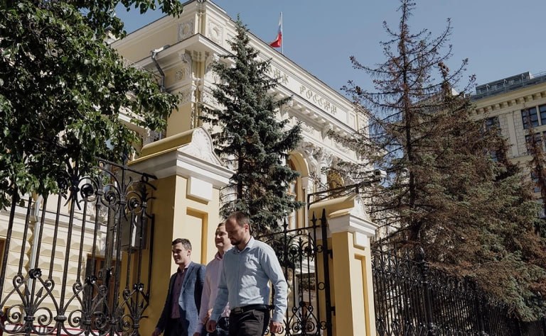 ЦБ пригрозил банкам мерами за навязывание условий вкладов Банку России пожаловались на выдвижение финансовыми организациями различных условий по вкладам для повышения высоких ставок. ЦБ предупредил, что следит за честным информированием клиентов об этом и может принять меры Центробанк ответил на жалобы россиян о том, что банки навязывают дополнительные условия по вкладам, тем самым нарушая права вкладчиков. «Те, кто заманивает клиентов якобы высокими ставками, а потом выясняется, что для этой ставки нужно выполнить массу условий, в итоге клиентов теряют. Люди начинают разбираться и предпочитают банки с более прозрачными и честными условиями. А мы следим за тем, чтобы информация о вкладах предоставлялась людям максимально полно и открыто, чтобы они могли принять взвешенное решение, где хранить свои сбережения», — ответил ЦБ в телеграм-канале.